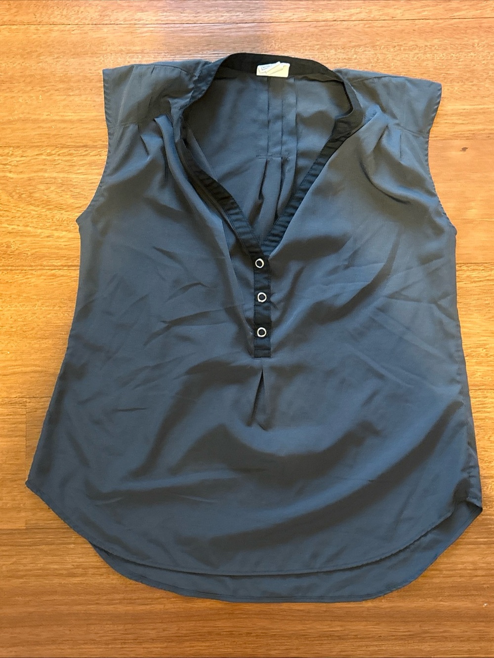Converse Women's Sleeveless V-Neck Button-Front Top‎ in Charcoal Gray